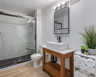 The Hidden Loft I 5-Min Walk 2 Beach I Dt I 55 Tv - Sylvan Lake