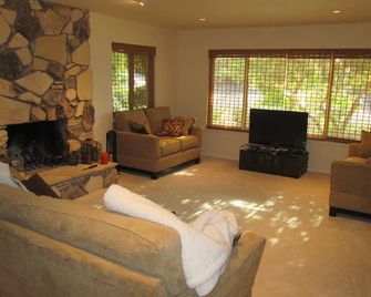 Executive Retreat, Corporate Residence or Wine Weekend Getaway, Lompoc, CA - Lompoc - Living room