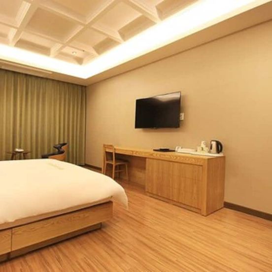 Lake 45 Hotel image 1