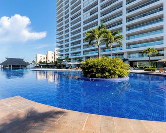 Capitalia Tres Mares Beach Residences & Marina - פוארטו ויארטה - בריכה