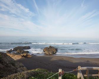 White Water - Cambria - Edificio