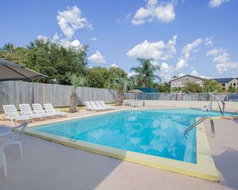 دايز إن باي ويندام تالاهاسي يونيفرسيتي سنتر - تاللهاسي - حوض السباحة