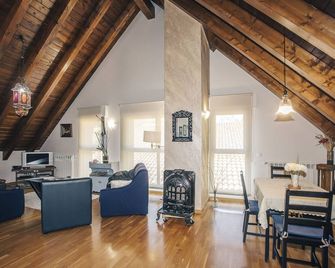 蒙塔納門迪歐拉公寓飯店 - 魯加德 - 客廳