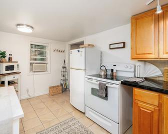 Stay at Lake Forbes Cottage, Your Home Away from Home - Kirkland - Kitchen