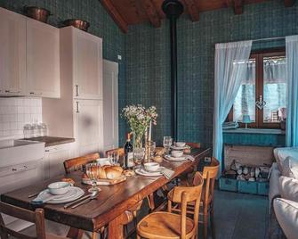 An oasis in the middle of nature: Tastefully furnished 3-room stone house with swimming pond - Stresa - Dining room
