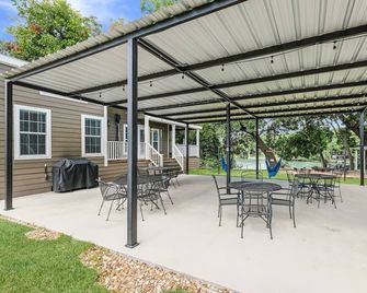 River Getaway / Fishing Dock / Kayaks / Fast Wifi - Seguin - Innenhof
