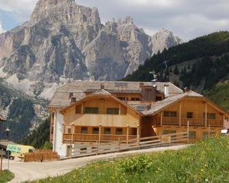 Nei Y Suredl Nevesole - Corvara in Badia - Bygning