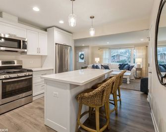 Beautifully New - Three Bedroom - Centrally-located, Naperville Retreat - Naperville