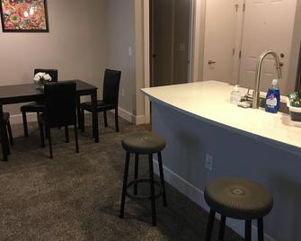 Nice and Comfy Apartment Close to the Airport - Riverdale - Bedroom