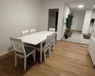 Luxury apartment 3 bedrooms / 8 persons + 3 bathrooms - Brussels - Dining room