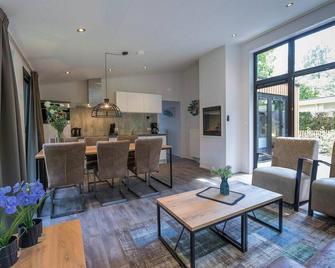 Located on the edge of the forest with enclosed garden - Wekerom