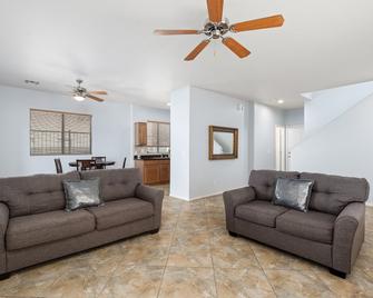 Mountain View 2-Story Home centrally located & 15 Minutes away from the Airport. - Ahwatukee - Living room