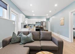 Bright and Spacious Condo in Downtown Collingwood 97043 - Collingwood - Living room