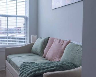 2-Story Penthouse 2 Balconies, Skyline View, Pool, Gym, Yoga Studio & Workspace - Richmond - Living room