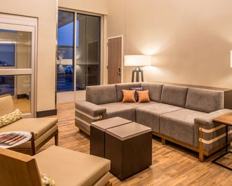Holiday Inn Joplin By IHG - Joplin - Obývací pokoj