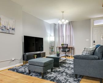 4 Mi To Inner Harbor & Jhu: Baltimore Townhome! - Baltimore - Living room