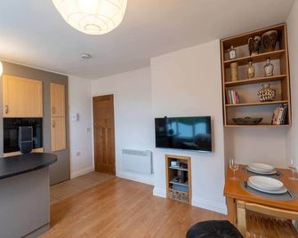 Luxury 1st floor modern flat, close to city with free parking - Leeds
