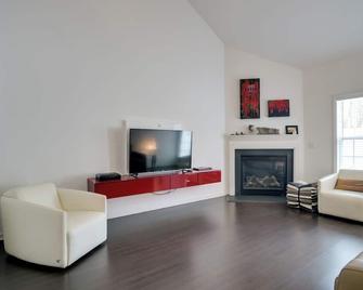 Inviting High Point Townhome with Patio + Privacy! - High Point - Living room