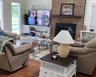 Home 3 bedrooms 3 baths located in Carolina Trace lake and golf gated community - Sanford - Living room