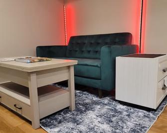 The Suite Treat - Whitehorse - Living room