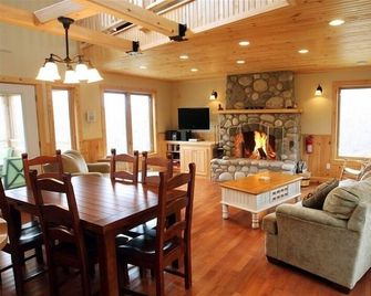 Seacrest Tower Vacation Home - Ocean Views, Walk to the Beach! - Hunt's Point - Living room