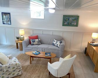 Charming and cozy apartment nestled in the woods. - Mount Desert - Sala de estar