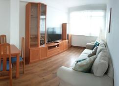Round floor Nelle, 5min walk from the riazor beach - A Coruña - Living room