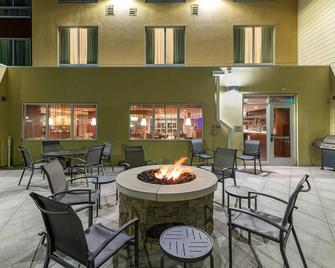Fairfield Inn and Suites by Marriott Sidney - Sidney - Innenhof
