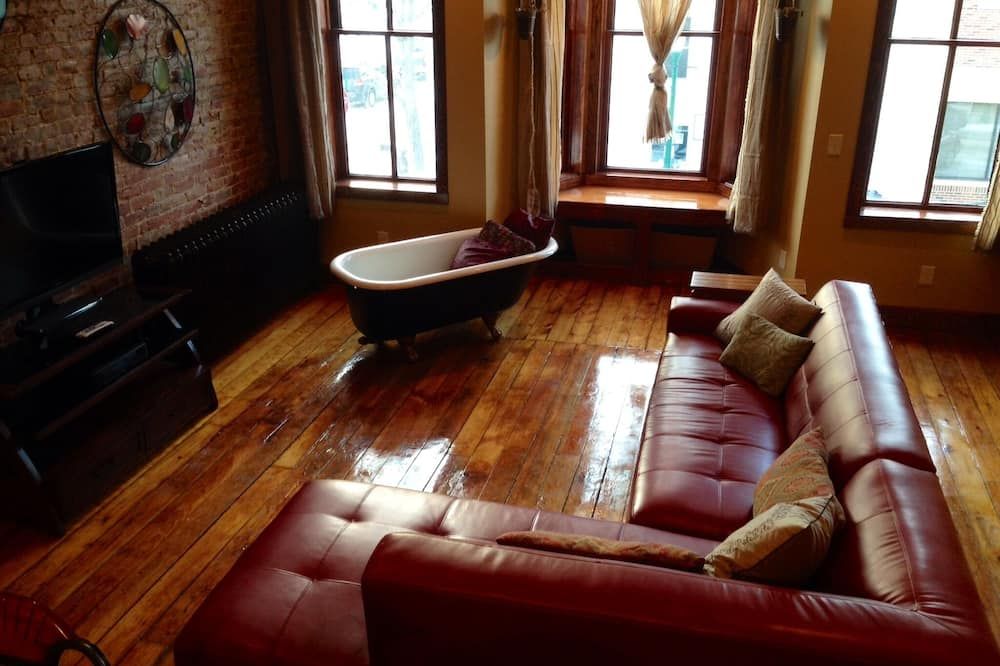 The Nest: Beautiful Apartment Style Lodging In The Heart Of Downtown Decorah. - Decorah - Wohnzimmer