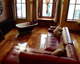 The Nest: Beautiful Apartment Style Lodging In The Heart Of Downtown Decorah. - Decorah - Wohnzimmer