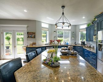 Entire house with basement Redtail Ridge Sleeps up 25 OSU Beaches PNW - Philomath