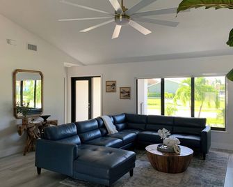 Marco Island Lifeisgood Home ! - Marco Island - Living room