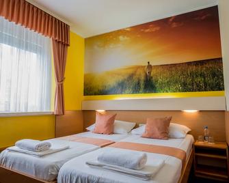 Hotel Tabor Maribor - Maribor - Yatak Odası