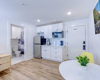 Palm Springs Studio Apartment - Galveston - Restaurant