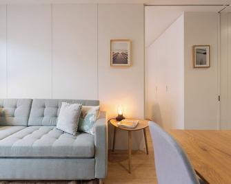 Host Wise - Stylish & Bright Flat with Balcony - Matosinhos - Living room