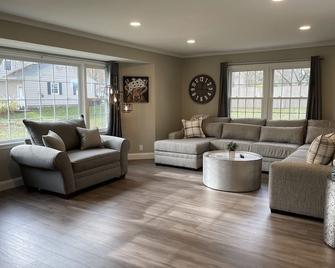 House Next Door - Minutes to Cedar Point & Islands - Huron - Living room