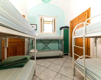 Ring Hostel - Ischia - Schlafzimmer