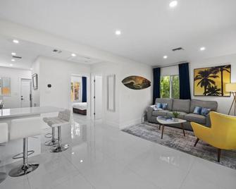 Uhost Ai 1br Sleek Modern Retreat - Fort Lauderdale - Living room