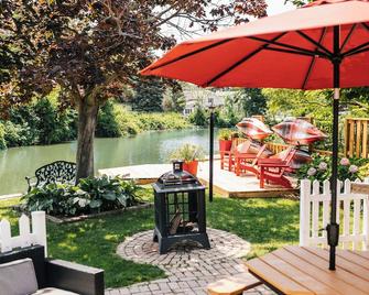 The Cedar House. Minutes from the lake, wineries and golf. www.thecedarhouse.ca - Kingsville - Patio