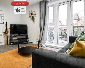 Jungle King Suite with Parking - Bedford - Sala de estar