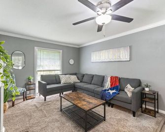 NEW! Temple Bungalow w/ Patio - 1 Mi to Hospital - Temple - Living room