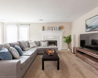 King Bd Downtown Alpharetta Spacious & Renovated - Alpharetta - Living room