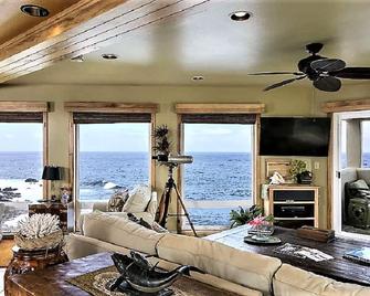 Luxury oceanfront property with crashing waves and coastline views for miles - Pahoa - Living room