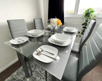 3 Bedroom House, Wifi & Free Parking - Chatham - Їдальня