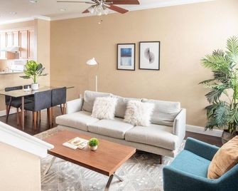 Stellar Milpitas 2BR w/ Garage, nr Coffee & Groceries, by Blueground - Milpitas - Living room