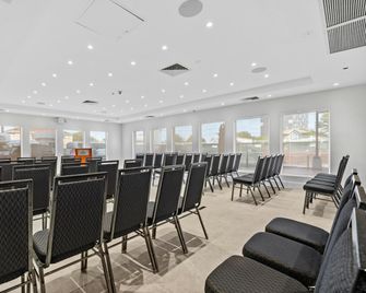 DoubleTree by Hilton New York JFK Airport - קווינס - חדר ישיבות
