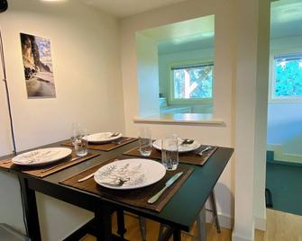 Charming suite at the lake, right in the heart of the village. - Shawnigan Lake - Dining room