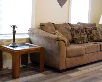 Delightful 4-bedroom house with AC in peaceful Kenosha - Kenosha - Sala de estar