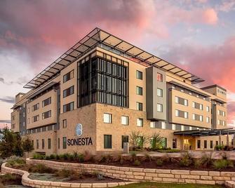 Charming Room w/ Scenic Rooftop Lounge, Outdoor Pool, & Pet-Friendly - Bee Cave - Building