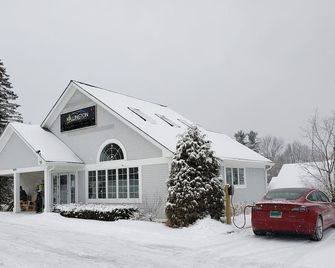 Studio with two queen beds renovated on bus route close to all - Killington - Building